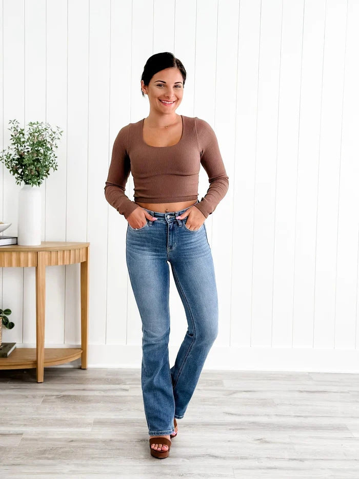 Women's plus-size stretch denim pants that flatter and slim the figure